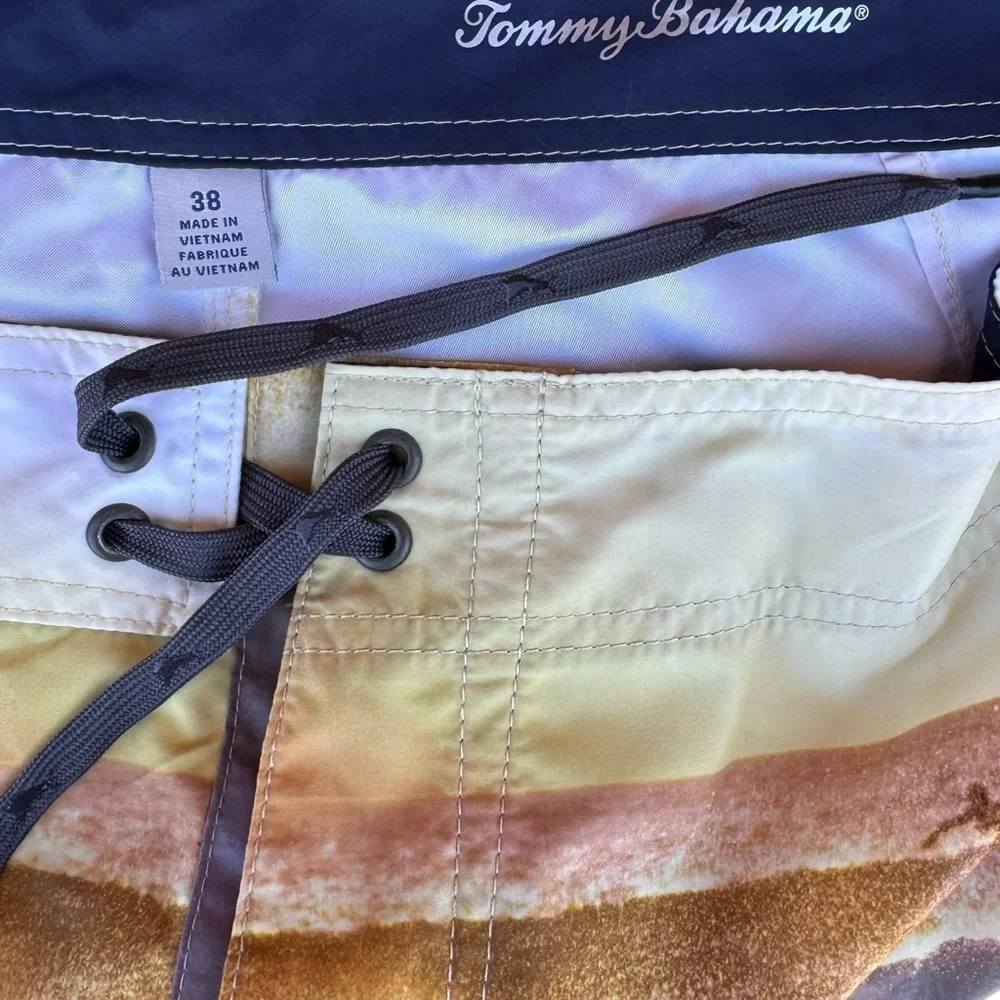 Tommy Bahama Board Shorts Size 38 Beach Swim trunks Artist Series SPF 30 NWT - Picture 3 of 7